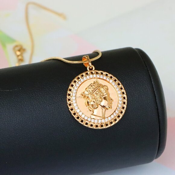"Rose Gold Coin Pendant with Queen Profile and Iced Border, XPPT1405 - Picture 7 of 13